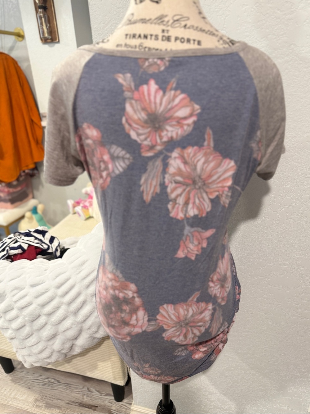 Maternity Floral Baseball Tee Side Ruched Raglan T-Shirt Gray Blue M Medium - Picture 5 of 6
